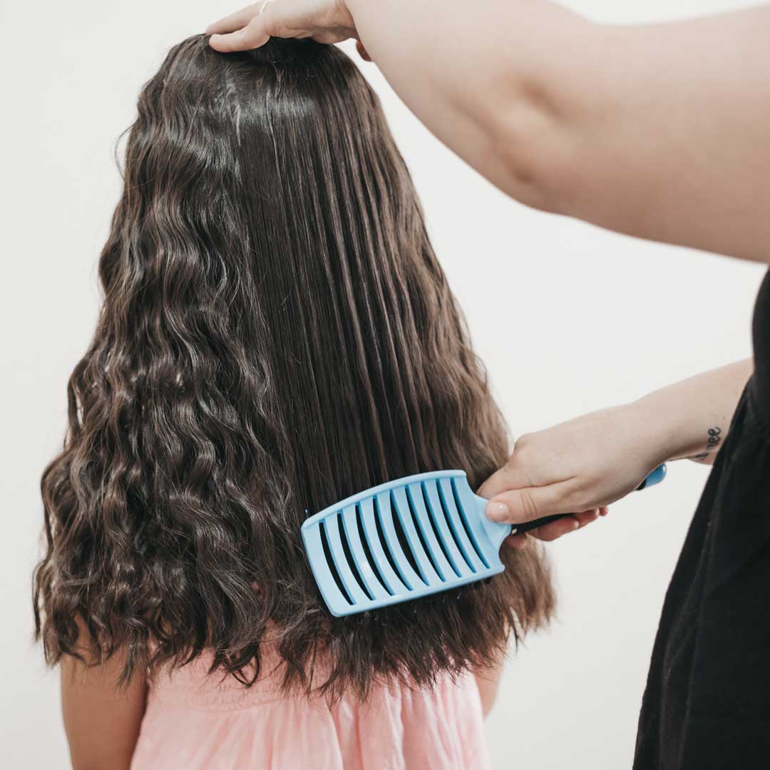 Blue_brushes_brushing_hair_1__1080px_04457f4e-7ba9-4e82-ac05-5d10c4c69967.jpg